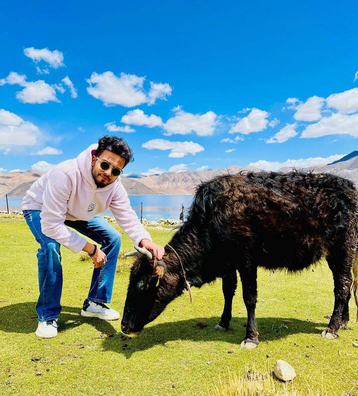 'बिग बॉस ओटीटी'चा विजेता (Bigg Boss OTT) एल्विश यादव (Elvish Yadav) विरोधात गुन्हा दाखल झाला आहे.