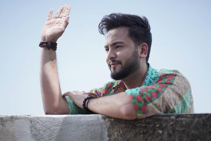 युट्यूबवर त्याचे तीन चॅनल आहेत. या तिन्ही चॅनलच्या माध्यमातून तो कोट्यवधी रुपये कमावतो.