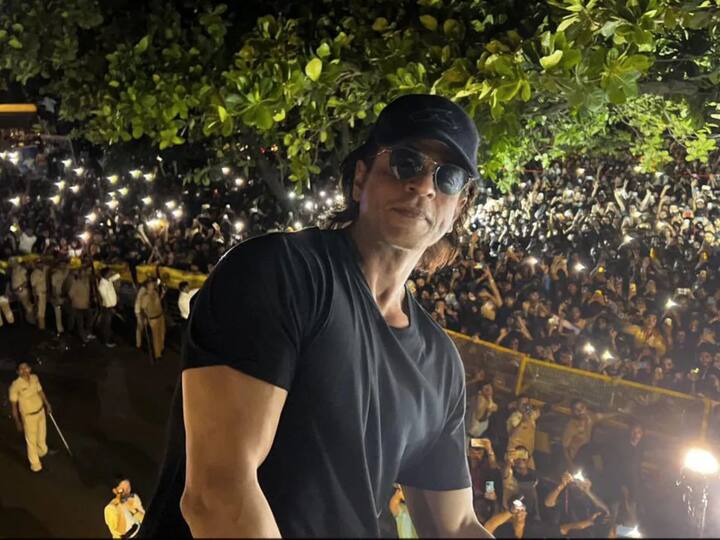 Shah Rukh Khan Birthday mannat 34 Mobiles Were Stolen In Front Of SRK Mannat Mumbai Fans Bollywood Entertainment King Khan Shah Rukh Khan : शाहरुखच्या वाढदिवशी 'मन्नत'बाहेर चाहत्यांची तुफान गर्दी; 34 मोबाईल फोन चोरीला