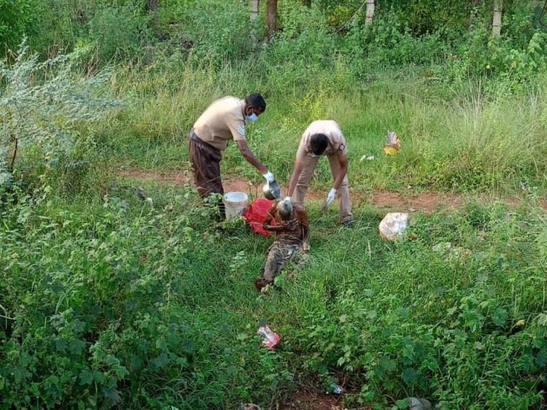 இன்னும் உயிர்ப்புடன்தான் உள்ளது மனிதாபிமானம்... கோழிக்கழிவுகளுக்கு மத்தியில் கிடந்த முதியவரை மீட்ட செங்கிப்பட்டி போலீசார்