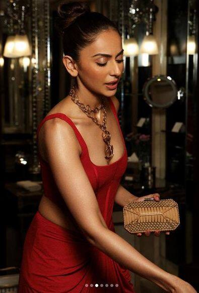 ਇਨ੍ਹਾਂ ਤਸਵੀਰਾਂ 'ਚ ਰਕੁਲ ਪ੍ਰੀਤ ਇਨਡੋਰ ਸੈੱਟਅੱਪ 'ਚ ਆਪਣਾ ਫੋਟੋਸ਼ੂਟ ਕਰਵਾਉਂਦੀ ਨਜ਼ਰ ਆ ਰਹੀ ਹੈ।