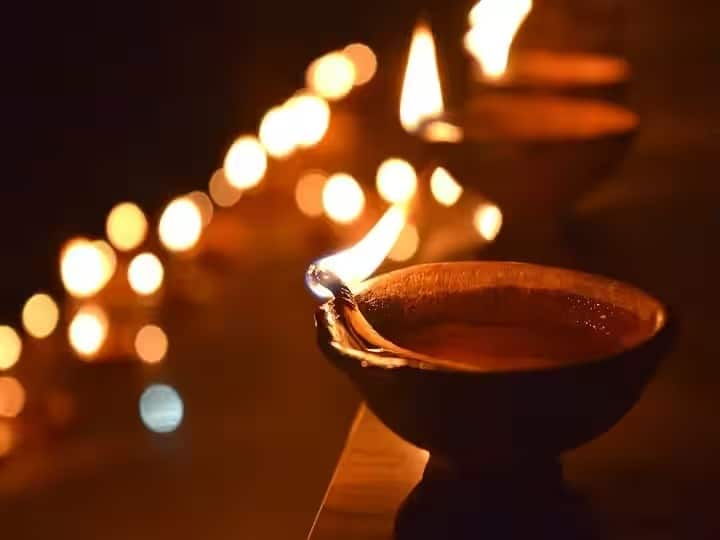 Diwali 2023 preparation list laxmi pujan to bhaubij celebration ideas marathi news Diwali 2023 : दिवाळी येतेय... धनत्रयोदशीपासून ते भाऊबीजपर्यंत 'अशी' करा प्रत्येक दिवसाची तयारी; वाचा संपूर्ण लिस्ट