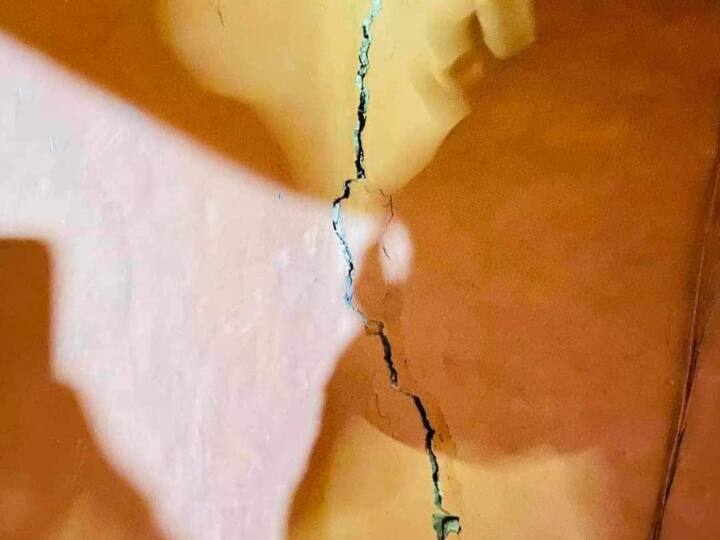 नेपाल के रुकुम जिले के एक पुलिस अधिकारी नमराज भट्टराई ने AP को टेलीफोन पर बताया कि कम से कम 20 लोग मारे गए हैं. इसके अलावा नेपाल के स्थानीय अधिकारी हरीश चंद्र शर्मा ने रॉयटर्स को बताया कि वे जजरकोट में भूकंप के केंद्र पर कोई संपर्क नहीं हो रहा है. हालांकि, जिले में 17 लोगों की मौत की खबर है. वहीं 20 लोगों को घायल अवस्था में अस्पताल ले जाया गया है.