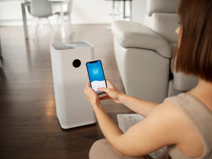 Air Purifiers: आप dyson, Philips समेत दूसरे ब्रांड्स के एयर प्यूरीफायर ले सकते हैं. एयर प्यूरीफायर हवा में मौजूद गंदगी को कम करते हैं और आपको स्वच्छ हवा प्रदान करते हैं.