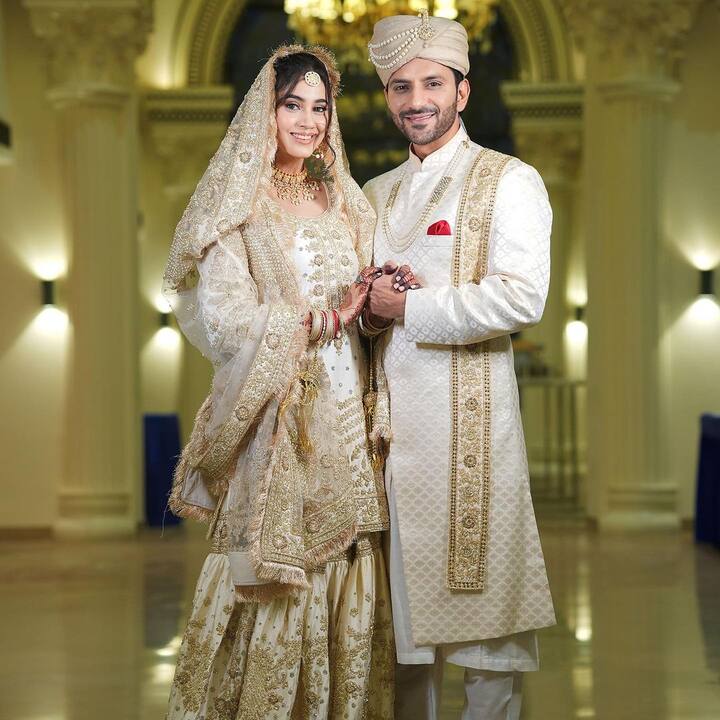 अली मर्चेंट अब 15 नवंबर को मुंबई में अपनी शादी का रिस्पेशन होस्ट करेंगे. उन्होंने ई टाइम्स से बातचीत में कहा था कि मेरी और अंदलीब की शादी से मैं बहुत खुश हूं. बता दें कि एक्टर ने इससे पहले दो शादियां की थी. पहली शादी उन्होंने एक्ट्रेस सारा से की थी. लेकिन उनकी ये शादी दो महीने भी नहीं चली. इसके बाद अली ने अनम मर्चेंट संग निकाह किया था लेकिन पांच साल बाद ये जोड़ी अलग हो गई थी.
