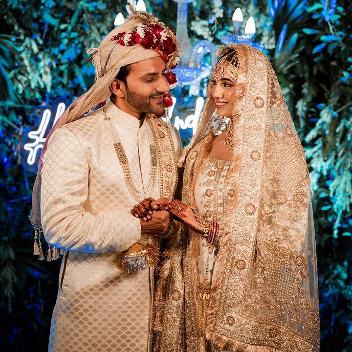 टीवी एक्टर-म्यूजिशियन अली मर्चेंट ने गुरुवार को लखनऊ में हैदराबाद की मॉडल अंदलीब जैदी से शादी कर ली. कपल का निकाह समारोह पारंपरिक रीति-रिवाजों के अनुसार हुआ. अली और अंदलीब ने परिवार और क्लोज फ्रेंड्स की मौजूदगी में निकाह किया.