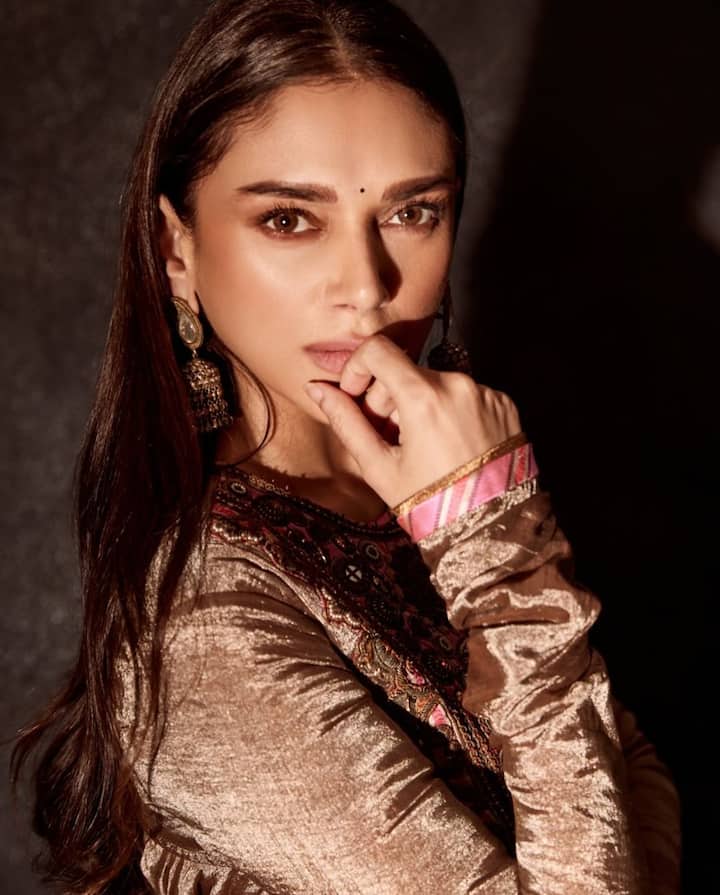 To complement her attire, she adorned herself with traditional Indian jewellery, including a striking pair of gold jhumkas and a set of elegant high heels. (Image Source: Instagram/Aditi Rao Hydari)