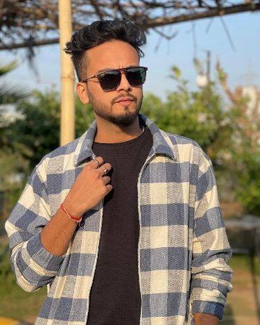 ਨੋਇਡਾ ਦੇ ਸੈਕਟਰ 49 ਥਾਣੇ ਵਿੱਚ ਇਲਵਿਸ਼ ਸਮੇਤ ਛੇ ਲੋਕਾਂ ਖ਼ਿਲਾਫ਼ ਐਫਆਈਆਰ ਦਰਜ ਕੀਤੀ ਗਈ ਹੈ। ਐਲਵਿਸ਼ 'ਤੇ ਪਾਰਟੀਆਂ 'ਚ ਸੱਪ ਦੇ ਜ਼ਹਿਰ ਦੀ ਸਪਲਾਈ ਕਰਕੇ ਮੋਟੀ ਰਕਮ ਵਸੂਲਣ ਦਾ ਦੋਸ਼ ਹੈ।