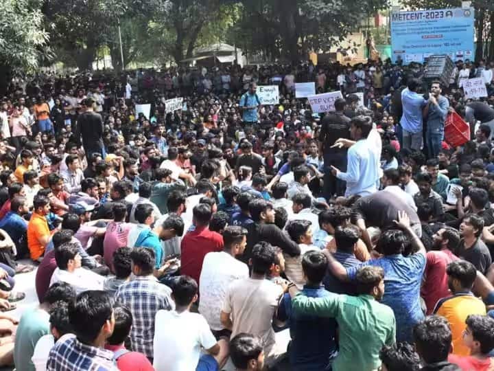 IIT BHU Student Protest Continues against Girl Molestation in university campus main gate ann IIT BHU Student Protest: BHU सिंह द्वार पर छात्रों का धरना जारी, क्लोज कैंपस बनाए जाने के फैसले पर छात्रों में आक्रोश