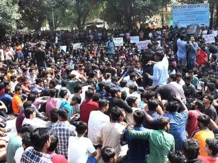 IIT BHU Student Protest: BHU सिंह द्वार पर छात्रों का धरना जारी, क्लोज कैंपस बनाए जाने के फैसले पर छात्रों में आक्रोश IIT BHU Student Protest Continues against Girl Molestation in university campus main gate ann IIT BHU Student Protest: BHU सिंह द्वार पर छात्रों का धरना जारी, क्लोज कैंपस बनाए जाने के फैसले पर छात्रों में आक्रोश