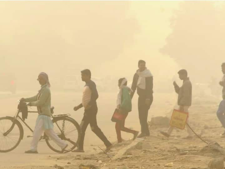 Delhi Pollution: राजधानी दिल्ली और आस-पास के इलाकों में प्रदूषण बढ़ने लगा है. प्रदूषण से बचने के लिए आप नीचे बताए गए गैजेट्स का इस्तेमाल कर सकते हैं. इन्हें आप घर में यूज कर सकते हैं.