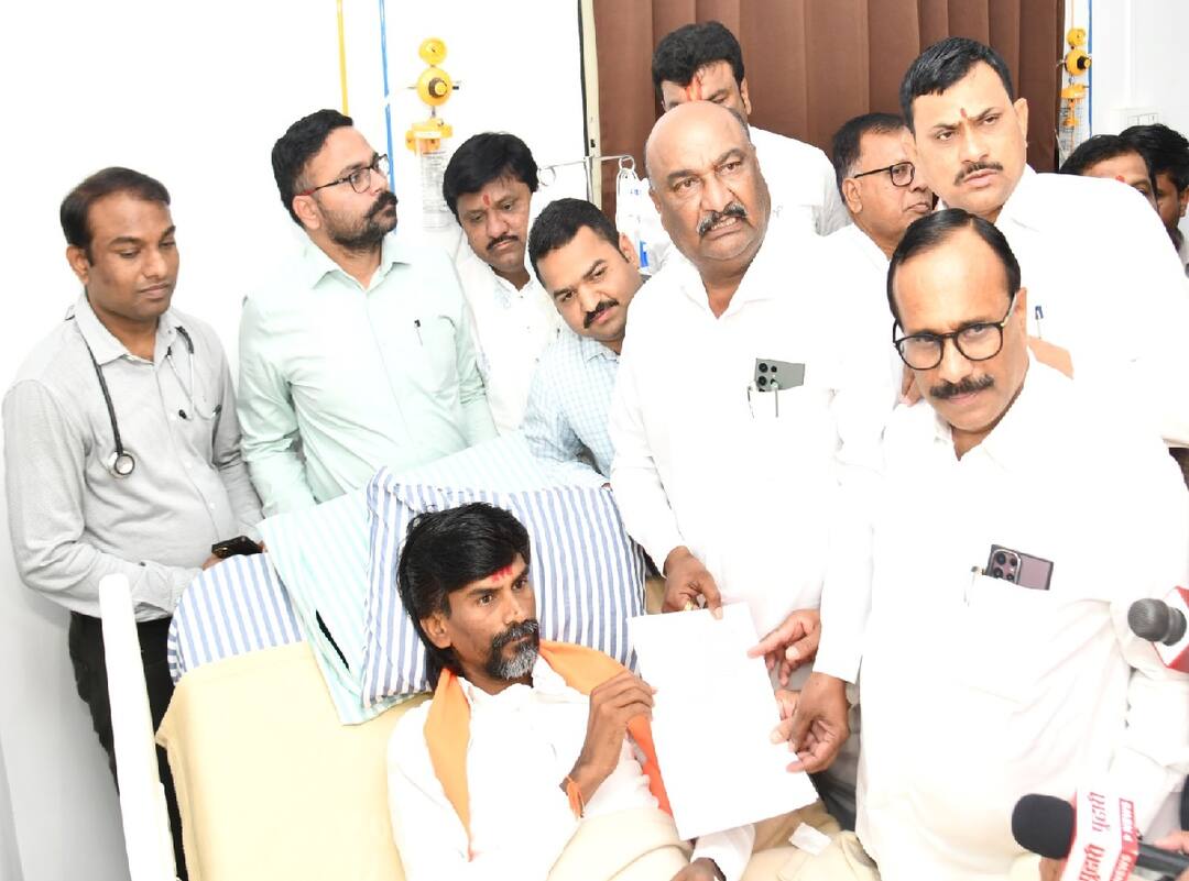 न्या. शिंदे समितीची व्याप्ती आता संपूर्ण राज्यभर! शिष्टमंडळाकडून मनोज जरांगेंना शासन निर्णयाची प्रत सुपूर्द; प्रकृतीची केली विचारपूस Shinde committee is now all over Maharashtra copy of government decision was handed over to Manoj Jarang Patil Chhatrapati Sambhajinagar न्या. शिंदे समितीची व्याप्ती आता संपूर्ण राज्यभर! शिष्टमंडळाकडून मनोज जरांगेंना शासन निर्णयाची प्रत सुपूर्द; प्रकृतीची केली विचारपूस