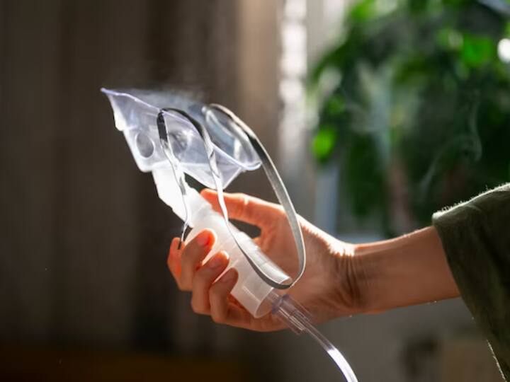 अत्यधिक प्रदूषण के समय में, ब्रीदिंग एनलाइजर्स का उपयोग करके लोग श्वसन समस्याओं से बच सकते हैं. इसके अलावा, ब्रीदिंग एनलाइजर्स आपको अलर्ट भी देता है. यदि आपको सांस लेने में परेशानी होती है तो ये डिवाइस फौरन आपको अलर्ट देता है जिससे आप तुरंत डॉक्टर से मिल सकते हैं. दूसरी तरफ सांस लेने में परेशानी होने पर आप इनहेलर का भी इस्तेमाल कर सकते हैं. हमारी सलाह ये है कि आप कोई भी डिवाइस यूज करने से पहले अपने डॉक्टर की सलाह जरूर लें.