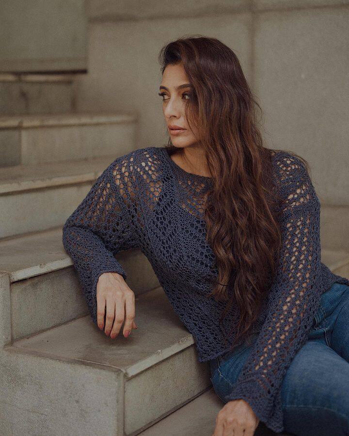 हिंदी चित्रपटांसोबतच तिने तेलुगू आणि तमिळ चित्रपटांमध्येही काम केले आहे. तब्बू एका फिल्मी कुटुंबातील असून ती शबाना आझमीच्या भाची आहे.