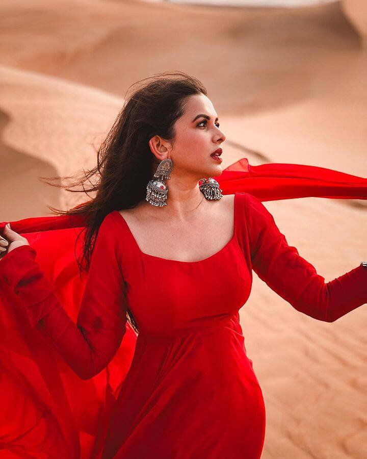 अभिनेत्री मिताली मयेकर (Mitali Mayekar) ही सोशल मीडियावर विविध लूक्समधील फोटो शेअर करत असते.