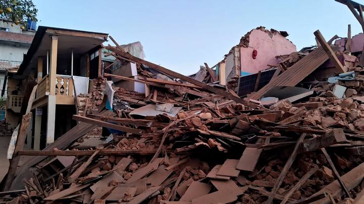 শুক্রবার রাত তখন ১১টা ৩৯ মিনিট। কেঁপে উঠল প্রতিবেশি দেশের মাটি। তার রেশ এসে পড়ল এদেশেও। ভূকম্প অনুভূত হল রাজধানী দিল্লিতেও।