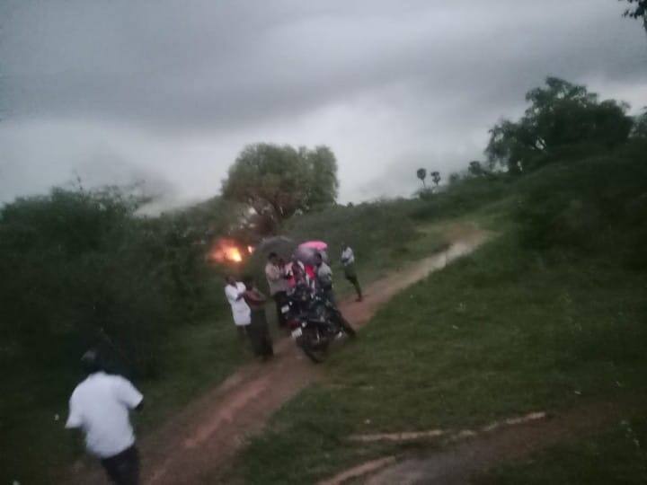 Madurai news two people were killed by lightning during a funeral procession has caused tragedy in the Melur area TNN இறுதி ஊர்வலத்தில் மின்னல் தாக்கி இருவர் உயிரிழப்பு - மேலூரில் சோகம்
