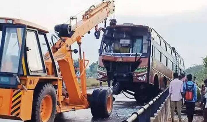 30 people were injured in an accident involving 6 vehicles in a row on the Trichy-Madurai National Highway TNN திருச்சி - மதுரை தேசிய நெடுஞ்சாலையில் அடுத்தடுத்து 6 வாகனங்கள் மோதி விபத்து -  30 பேர் காயம்