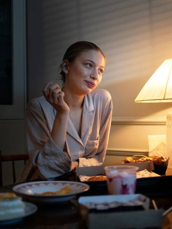 रात का खाना देर से खाने से सेहत को होते हैं ये 5 नुकसान