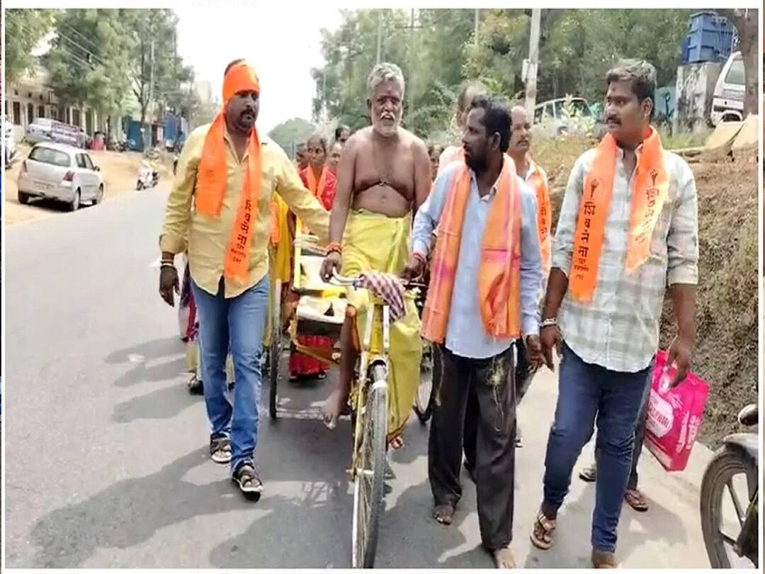 Telangana Elections 2023: తెలంగాణ ఎన్నికల్లో షాకింగ్ సీన్, అర్ధనగ్నంగా వెళ్లి నామినేషన్ వేసిన అభ్యర్థి A candidate who went half naked in the Telangana election and filed his nomination Telangana Elections 2023: తెలంగాణ ఎన్నికల్లో షాకింగ్ సీన్, అర్ధనగ్నంగా వెళ్లి నామినేషన్ వేసిన అభ్యర్థి