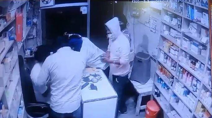 The robbers in the car robbed the shop at gunpoint the incident was caught on CCTV Punjab News: ਕਾਰ 'ਚ ਆਏ ਲੁਟੇਰਿਆਂ ਨੇ ਹਥਿਆਰਾਂ ਦੇ ਜ਼ੋਰ 'ਤੇ ਲੁੱਟੀ ਦੁਕਾਨ, ਵਾਰਦਾਤ ਸੀਸੀਟੀਵੀ 'ਚ ਕੈਦ