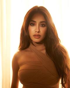 Janhvi Kapoor Slays Effortlessly In A Trendy Mini Dress- Take A Look