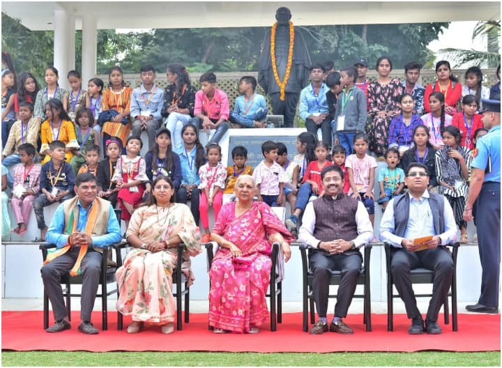 MLA Nand Gopal Gupta Nandi introduced 51 Dalit children of Prayagraj to Governor Anandiben Patel at Raj Bhavan ANN UP News: झुग्गी-झोपड़ी में रहने वाले 410 बच्चों ने किया राजभवन का भ्रमण, गवर्नर हाउस में किया लंच