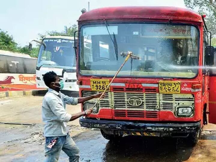 Beed News work of installing the windows glass of 61 buses  Glass ordered directly from Himachal Pradesh Beed News : जमावाने फोडलेल्या 61 बसेसच्या काचा बसवण्याचे काम सुरु; थेट हिमाचल प्रदेशमधून मागवल्या काचा