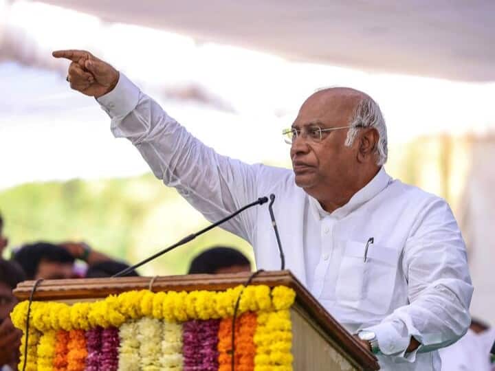 MP Election 2023: प्रियंका गांधी की डिमांड के बीच खरगे की 7 नवंबर को उज्जैन में आमसभा, उलझे सियासी समीकरण MP Assembly Election 2023 Mallikarjun Kharge in Ujjain on November 7 amid Priyanka Gandhi demand Ann MP Election 2023: प्रियंका गांधी की डिमांड के बीच खरगे की 7 नवंबर को उज्जैन में आमसभा, उलझे सियासी समीकरण