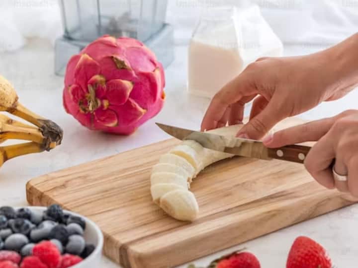 முதலில் வாழைப்பழத்தை தோல் உறித்து சிறு துண்டுகளாக வெட்டி கொள்ளவும்.