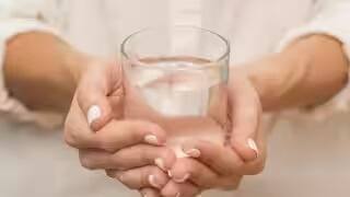 पाणी प्यायल्याने शरीर डिटॉक्सिफाय होते आणि अतिरिक्त द्रव शरीरातून बाहेर काढण्यास मदत होते. त्यामुळे सणासुदीत दररोज किमान 3-4 लिटर पाणी प्यावे.