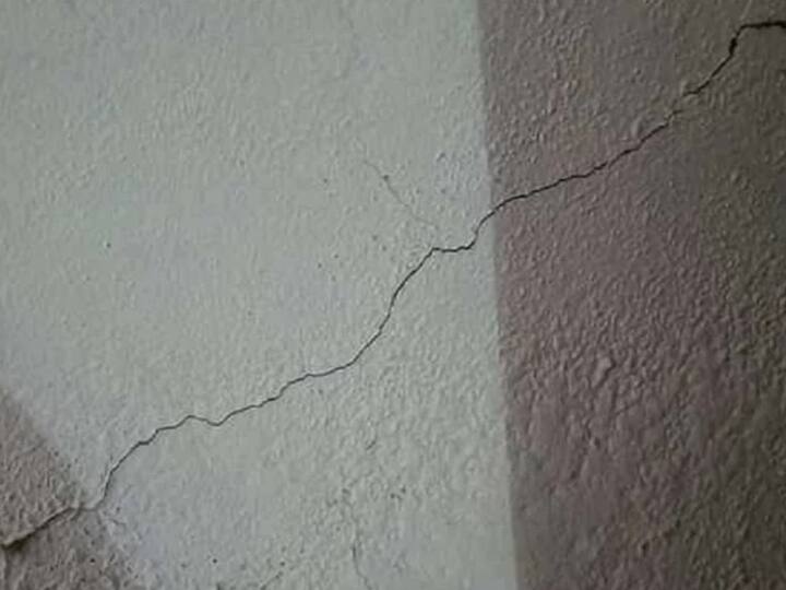 सोशल मीडिया पर पोस्ट किए गए वीडियो और तस्वीरों में नेपाल के लोगों को ढहे हुए घरों और इमारतों के मलबे से जीवित बचे लोगों को निकालने के लिए अंधेरे में मलबे की खुदाई करते हुए दिखाया गया है.