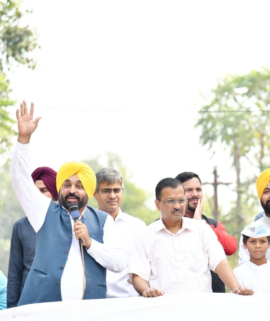 ਇਹ ਲੋਕ ਸੱਤਾ 'ਚ ਸਿਰਫ ਪੈਸਾ ਕਮਾਉਣ ਲਈ ਆਉਂਦੇ ਹਨ, ਅਸੀਂ ਪੈਸਾ ਕਮਾਉਣ ਨਹੀਂ ਆਏ, ਆਮ ਆਦਮੀ ਪਾਰਟੀ ਦੀ ਤਰਜੀਹ ਸਿਰਫ ਲੋਕ ਸੇਵਾ ਹੈ - ਮਾਨ Those people came to power only to earn money, we have not come to earn money, the priority of the Aam Aadmi Party is only public service - Mann ਇਹ ਲੋਕ ਸੱਤਾ 'ਚ ਸਿਰਫ ਪੈਸਾ ਕਮਾਉਣ ਲਈ ਆਉਂਦੇ ਹਨ, ਅਸੀਂ ਪੈਸਾ ਕਮਾਉਣ ਨਹੀਂ ਆਏ, ਆਮ ਆਦਮੀ ਪਾਰਟੀ ਦੀ ਤਰਜੀਹ ਸਿਰਫ ਲੋਕ ਸੇਵਾ ਹੈ - ਮਾਨ