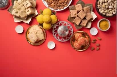 Diwali 2023 : सणासुदीच्या काळात अन्नामध्ये साखर आणि कार्बोहायड्रेट्सचे प्रमाण जास्त असल्याने मधुमेह आणि त्याच्याशी संबंधित धोके निर्माण होऊ शकतात. त्यामुळे वजनही झपाट्याने वाढतं.
