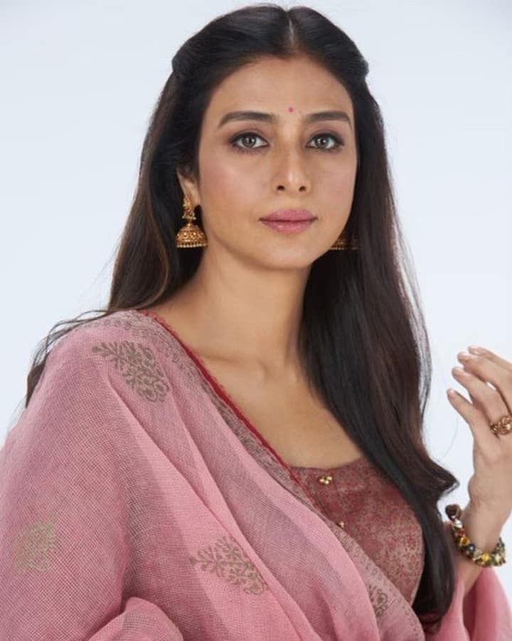 ২০০০ সালে মুক্তি পায় 'অস্তিত্ব'। একজন মহিলা, যাঁর এক গোপন অতীত রয়েছে, সেই চরিত্রে অভিনয় তব্বুকে সমালোচকদের প্রশংসা এনে দেয়। এই ছবির শ্যুটিং হিন্দি ও মরাঠি ভাষায় একসঙ্গে হয়েছিল। এই ছবির জন্য একাধিক সেরা অভিনেত্রীর পুরস্কার জিতেছেন তিনি।