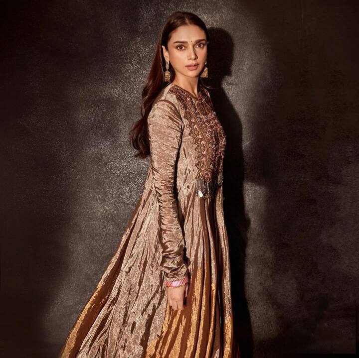 With the skilled assistance of makeup artist Charlotte Wang, Aditi's look was completed with nude eyeshadow, luscious mascara-coated lashes, a radiant highlighter, and a shade of nude lipstick. (Image Source: Instagram/Aditi Rao Hydari)
