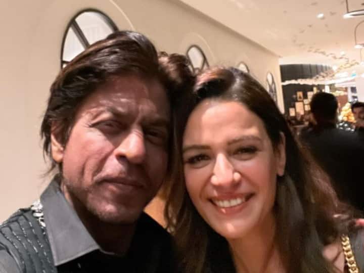Mona Singh Finally Shares Pics Of Shah Rukh Khan From His 58th Birthday Party; Netizens React Mona Singh Finally Shares Pics Of Shah Rukh Khan From His 58th Birthday Party; Netizens React
