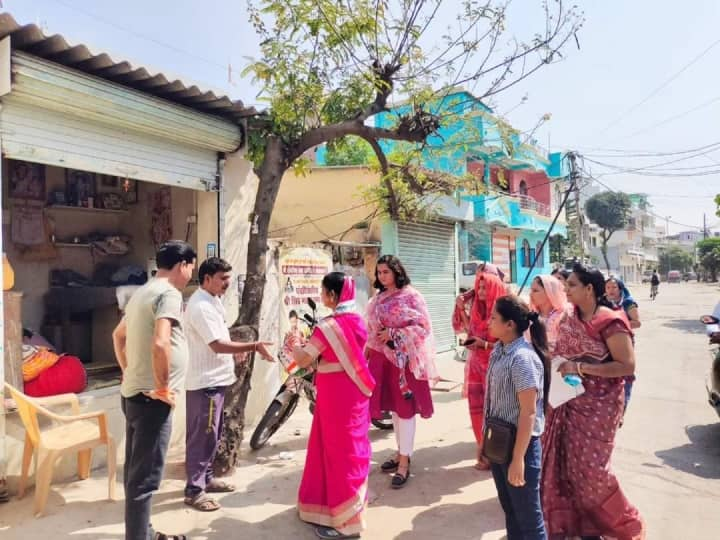 सीहोर में जनसंपर्क में जुटीं मेघा परमार, कांग्रेस प्रत्याशी शशांक सक्सेना के लिए मांगी वोट