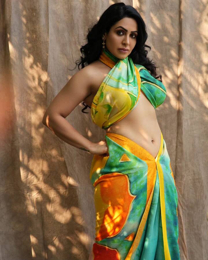 నార్త్ ఇండియా నుంచి వచ్చే హీరోయిన్లకు ఏమాత్రం తీసిపోని అందం నందిని రాయ్ అని చెప్పవచ్చు. స్టైలిష్ అండ్ మోడ్రన్ డ్రస్ లలో గ్లామర్ ఫోటోషూట్స్ చేయడంలో ఆమె ముందు ఉంటారు. లేటెస్టుగా ఆవిడ చేసిన ఫోటోషూట్ ఇది. (Image Courtesy : nandini.rai / instagram)