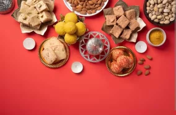 वजन वाढल्यामुळे अनेक प्रकारच्या समस्या शरीराला घेरतात. त्यामुळे सण-उत्सवात खाण्यापिण्याची काळजी घेणे गरजेचे आहे. संतुलित आणि पौष्टिक आहार आणि दैनंदिन दिनचर्या सुधारून वजन नियंत्रित करता येते.