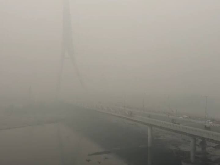 A thick layer of smog around the Signature Bridge reduces visibility. Delhi's Air Quality Index (AQI) stood at 407 at 9 am. (Source: ANI)