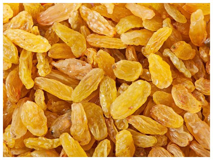 किशमिश एक बहुत ही पौष्टिक और फायदेमंद सूखा मेवा है. इसमें आयरन, फाइबर, प्रोटीन, कैल्शियम जैसे कई जरूरी पोषक तत्व पाए जाते हैं जो शरीर के लिए लाभदायक होते हैं. लेकिन किशमिश का अधिक खाने भी नुकसानदायक हो सकता है क्योंकि इसमें शर्करा और कैलोरी की मात्रा ज़्यादा होती है. इसलिए एक दिन में किशमिश का सेवन सीमित मात्रा में ही करना चाहिए ताकि शरीर को नुकसान न पहुंचे.