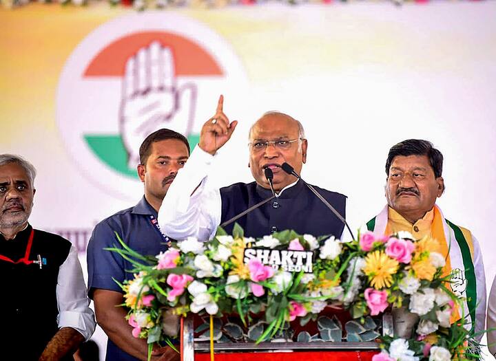 सीवोटर ओपिनियन पोल के मुताबिक मध्य प्रदेश में कांग्रेस की सरकार बनती नजर आ रही है. कांग्रेस को सबसे ज्यादा 118-130 सीट, बीजेपी को 99-111 सीट, अन्य 0-2 सीट मिलने का अनुमान जताया है. कांग्रेस को सबसे ज्यादा 45 फीसदी वोट मिलने का अनुमान है. सर्वे की मानें तो उसके बाद बीजेपी 42 फीसदी और अन्य 13 फीसदी वोट हासिल करेंगे.