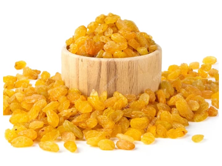 एक दिन में आधा कप से एक कप तक किशमिश का सेवन पर्याप्त होता है यानी करीब 25 से 50 ग्राम तक किशमिश खाना फायदेमंद हो सकता है. ज्यादा किशमिश खाना नुकसानदायक हो सकता है.