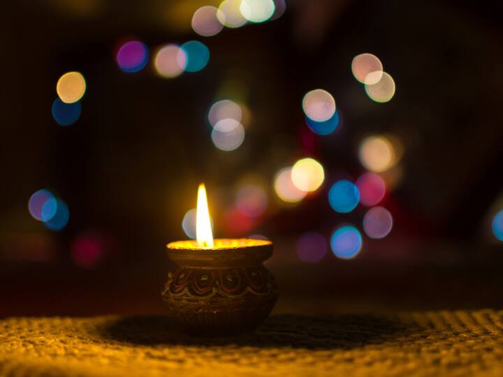 इसके अलावा नेपाल में भी बड़े धूमधाम से दिवाली मनाई जाती है. यहां तो दिवाली का त्योहार पूरे पांच दिनों तक मनाया जाता है. दरअसल, नेपाल के कुछ हिस्से को सीता माता का मायका माना जाता है.