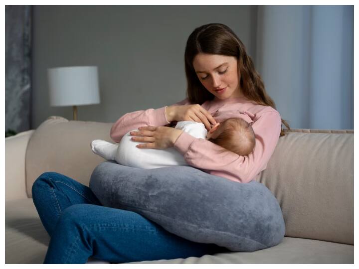 हवा में बढ़ते प्रदूषण का सबसे ज्यादा असर नवजात शिशुओं पर पड़ रहा है. नवजात शिशु के फेफड़े अभी पूरी तरह विकसित नहीं होते हैं. प्रदूषित हवा में कार्बन मोनोऑक्साइड, नाइट्रोजन ऑक्साइड और सल्फर डाइऑक्साइड जैसी हानिकारक गैसें होती हैं. ये गैसें नवजात के फेफड़ों को नुकसान पहुंचाती हैं.इसके वजह से नवजात में सांस लेने में तकलीफ होती है और उनका दम घुटने लगता है. यदि सही समय पर इलाज नहीं मिला तो गंभीर मामलों में नवजात की मृत्यु भी हो सकती है. इसलिए, साफ हवा लेना बहुत जरूरी है.