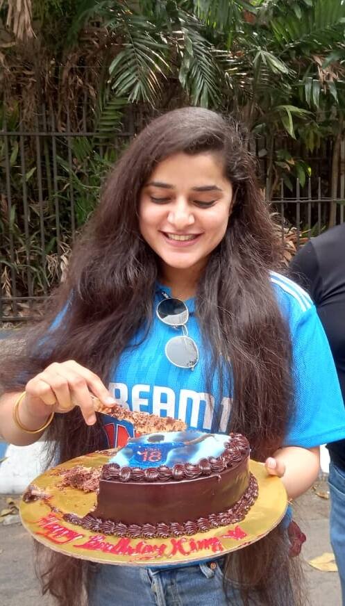 জন্মদিনে বিরাট-বরণে ভক্তদের উন্মাদনা কলকাতায়