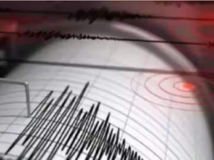 Indonesia Earthquake Strong earthquake hits Indonesia latest updates Indonesia Earthquake: इंडोनेशिया में भूकंप के तेज झटके, 6.9 तीव्रता से कांपा सौमलाकी शहर