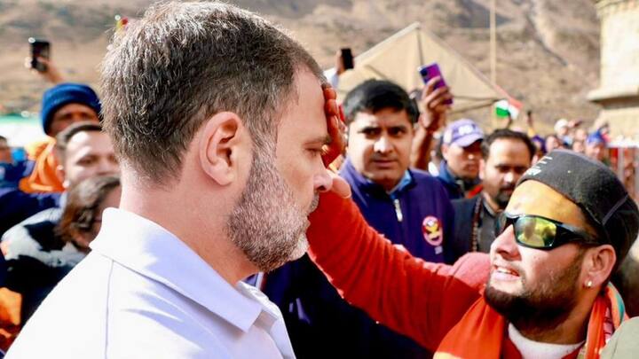 রাহুল ফেসবুক পেজে লেখেন, 'উত্তরাখণ্ডে কেদারনাথ ধামে গিয়েছিলাম। দর্শন করেছি। পুজোও দিলাম। হর হর মহাদেব।'