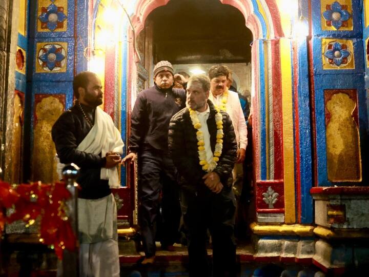 Rahul Gandhi Visit Kedarnath: राहुल गांधी रविवार को केदारनाथ पहुंचे. आम यात्रियों के लिए इस्तेमाल हो रहे हेलीपैड पर उतरकर वे सीधा मंदिर के लिए निकल पड़े.